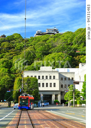【愛媛県】伊予鉄電車と松山城と愛媛県庁 94331463
