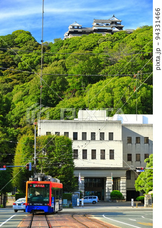 【愛媛県】伊予鉄電車と松山城と愛媛県庁 94331466
