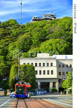 【愛媛県】伊予鉄電車と松山城と愛媛県庁 94331467
