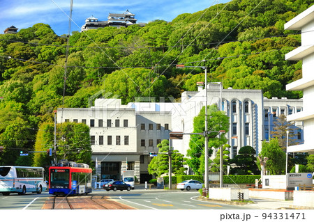 【愛媛県】伊予鉄電車と松山城と愛媛県庁 【愛媛県】伊予鉄電車と松山城と愛媛県庁 94331471