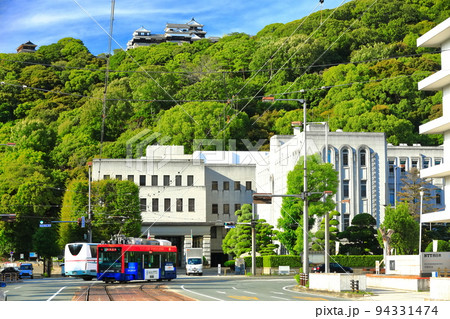 【愛媛県】伊予鉄電車と松山城と愛媛県庁 94331474