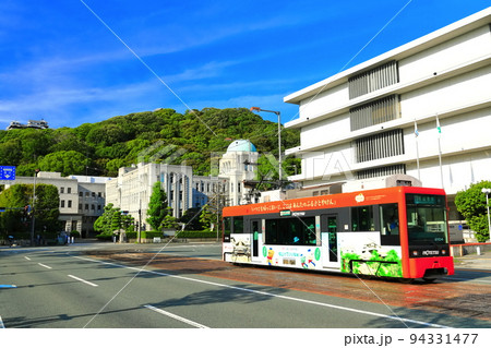 【愛媛県】伊予鉄電車と松山城と愛媛県庁 【愛媛県】伊予鉄電車と松山城と愛媛県庁 94331477
