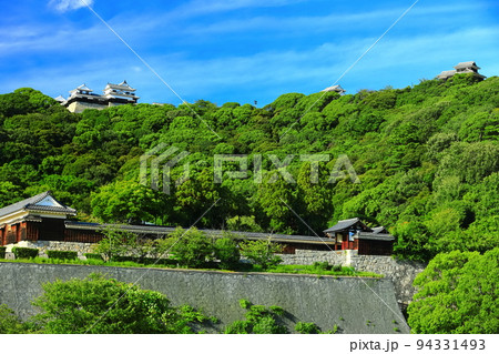 【愛媛県】城山公園から見た松山城(二之丸史跡庭園と天守閣) 【愛媛県】城山公園から見た松山城(二之丸史跡庭園と天守閣) 94331493