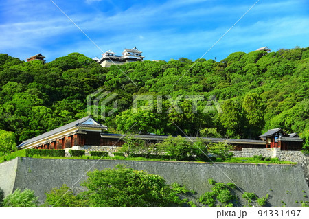 【愛媛県】城山公園から見た松山城(二之丸史跡庭園と天守閣) 【愛媛県】城山公園から見た松山城(二之丸史跡庭園と天守閣) 94331497