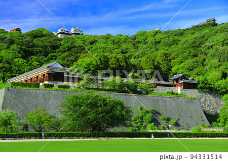 【愛媛県】城山公園から見た松山城（二之丸史跡庭園と天守閣） 94331514