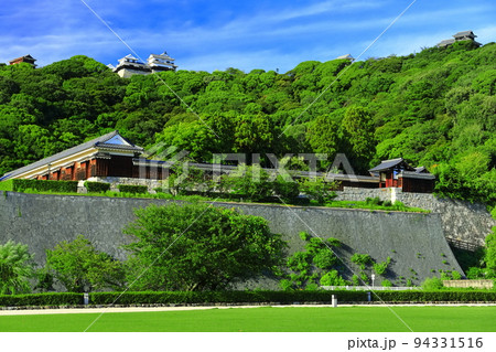 【愛媛県】城山公園から見た松山城（二之丸史跡庭園と天守閣） 94331516