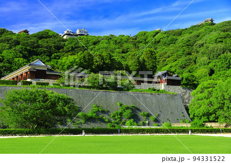 【愛媛県】城山公園から見た松山城（二之丸史跡庭園と天守閣） 94331522