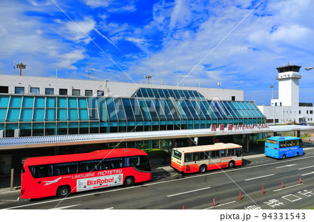 【愛媛県】晴天下の松山空港ターミナル 94331543