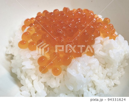 白い丼に盛り付けたいくらご飯　写真素材 94331624