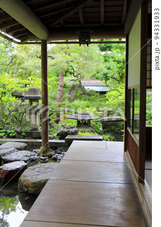 縁側から眺める日本庭園 94331933