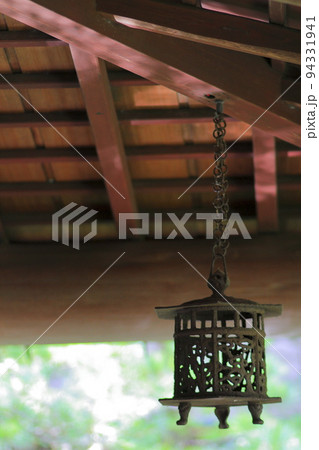 古い吊り灯篭