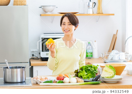 キッチンのミドルの主婦 94332549