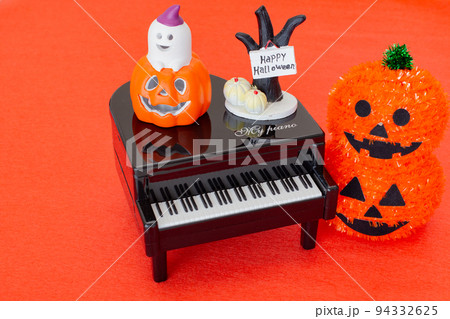 ハローウィンの小物の物撮り(カボチャ、ピアノ) ハローウィンの小物の物撮り(カボチャ、ピアノ) 94332625
