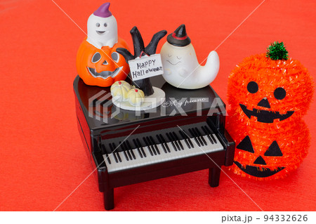 ハローウィンの小物の物撮り(カボチャ、ピアノ) ハローウィンの小物の物撮り(カボチャ、ピアノ) 94332626