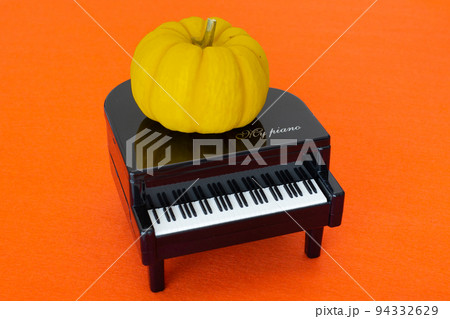 ハローウィンの小物の物撮り（カボチャ、ピアノ） 94332629