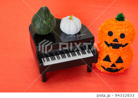 ハローウィンの小物の物撮り（カボチャ、ピアノ） 94332633