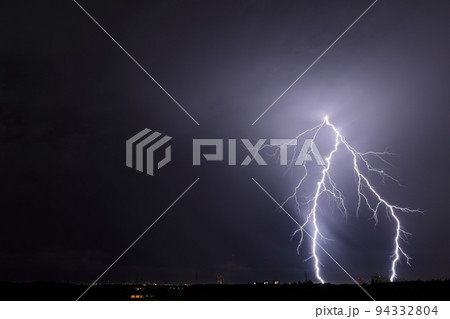 自然　気象　落雷、二か所に同時に落ちている様に見えます。一瞬目がくらみました 94332804