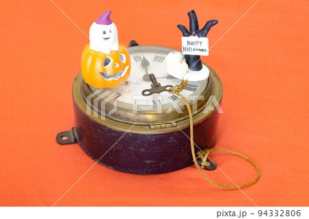 ハローウィンの小物の物撮り(カボチャ、古時計) ハローウィンの小物の物撮り(カボチャ、古時計) 94332806