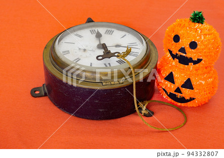 ハローウィンの小物の物撮り(カボチャ、古時計) ハローウィンの小物の物撮り(カボチャ、古時計) 94332807
