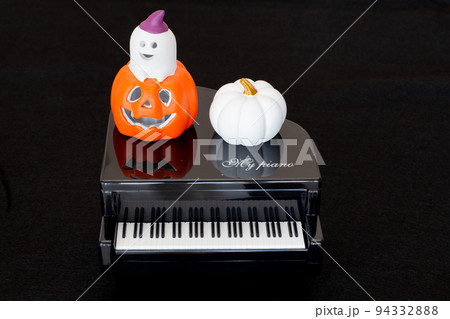 ハローウィンの小物の物撮り(カボチャ、ピアノ) ハローウィンの小物の物撮り(カボチャ、ピアノ) 94332888