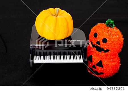 ハローウィンの小物の物撮り（カボチャ、ピアノ） 94332891