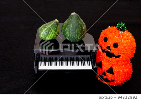 ハローウィンの小物の物撮り(カボチャ、ピアノ) ハローウィンの小物の物撮り(カボチャ、ピアノ) 94332892