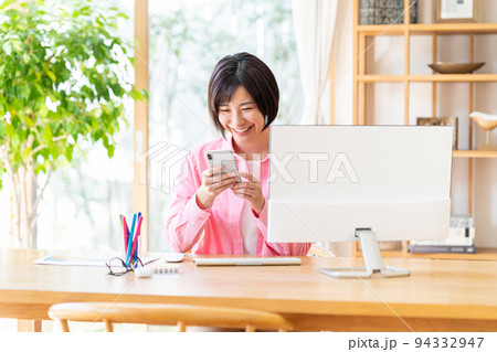 スマホを持つ若い女性 94332947