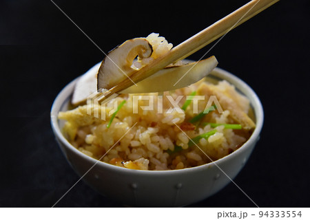 秋の味覚の王様 松茸の炊き込みご飯 秋の味覚の王様 松茸の炊き込みご飯 94333554