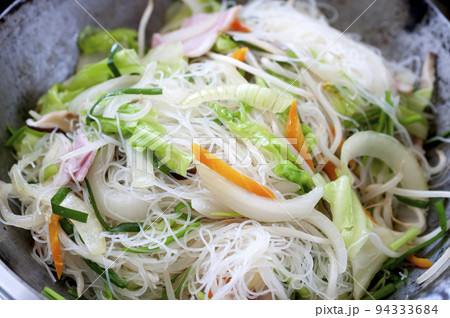 中華鍋で焼きビーフンを作る 94333684