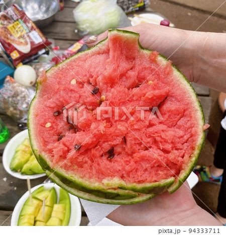 夏のスイカ割り 94333711