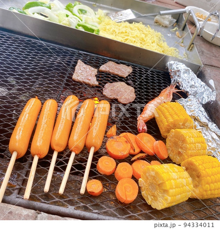 夏の公園でバーベキュー 94334011
