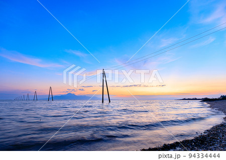 夕暮れ時の夏の岱明海床路　満潮時　熊本県玉名市 94334444