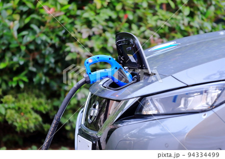 充電中の電気自動車　イメージ 94334499