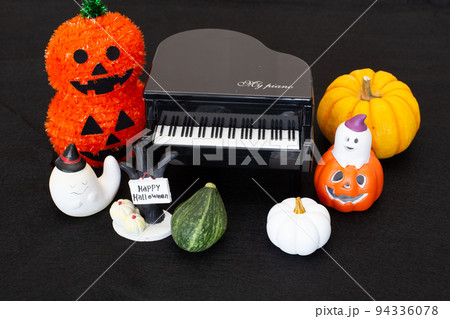ハローウィンの小物の物撮り（カボチャ、ピアノ） 94336078