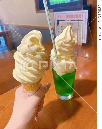 レトロなカフェのメロンソーダとソフトクリーム レトロなカフェのメロンソーダとソフトクリーム 94336889