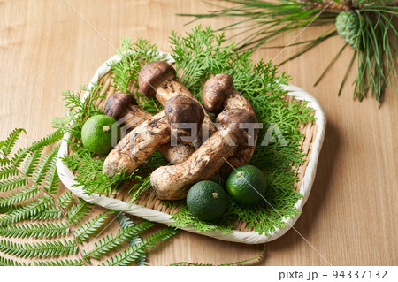 ザルに盛られた国産の松茸 94337132