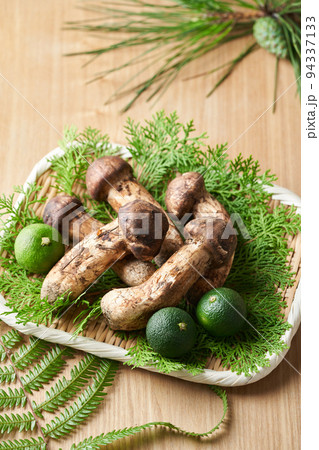 ザルに盛られた国産の松茸 94337133