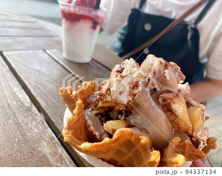 おしゃれな休日と幸せのアイスクリーム 94337134