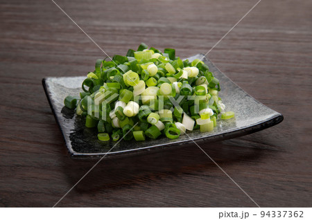 万能ネギの小口切り 94337362