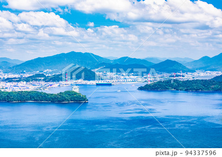 広島市の港湾部の風景です。左に元宇品公園やG7会場のホテル、右に金輪島が見えます。広島県 広島市の港湾部の風景です。左に元宇品公園やG7会場のホテル、右に金輪島が見えます。広島県 94337596