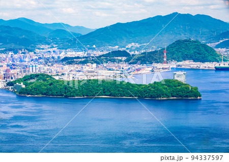 広島市の港湾部の風景です。正面に元宇品公園やG7会場のホテル、背景に黄金山が見えます。広島県 広島市の港湾部の風景です。正面に元宇品公園やG7会場のホテル、背景に黄金山が見えます。広島県 94337597