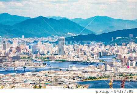 広島市街地を港湾部から展望しています。紙屋町、千田町、出島地区、広島港の桟橋が見えます。広島県 広島市街地を港湾部から展望しています。紙屋町、千田町、出島地区、広島港の桟橋が見えます。広島県 94337599