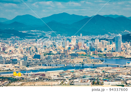 広島市街地を港湾部から展望しています。紙屋町、千田町、出島地区、広島港の桟橋が見えます。広島県 94337600