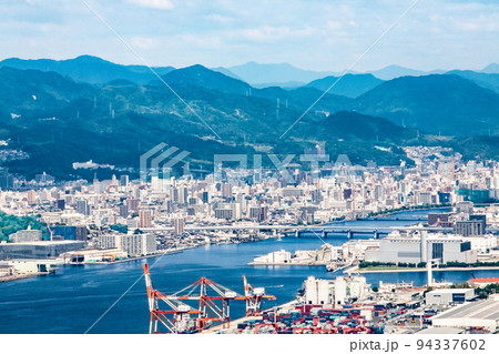 広島市街地を広島湾港湾部から展望しています。出島地区、南吉島、江波等の街並みが見えます。広島県 94337602
