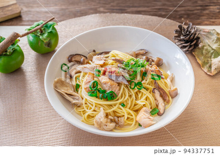 たっぷりキノコと鮭の和風パスタ 94337751