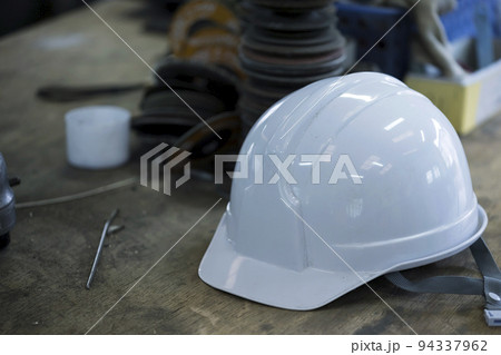 工場作業場に置かれたヘルメット 工場作業場に置かれたヘルメット 94337962