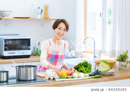 キッチンのミドルの主婦 94339165