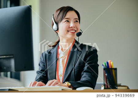 オフィスで電話対応する若いオペレーター 94339669
