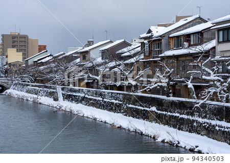 冬の金沢旅行・雪が積もった主計町茶屋街 冬の金沢旅行・雪が積もった主計町茶屋街 94340503