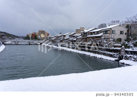 冬の金沢旅行・雪が積もった主計町茶屋街 94340505